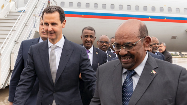 الطائرة التي هبط منها البشير، وهي من طراز "تو-154" ورسم العلم الروسي عليها