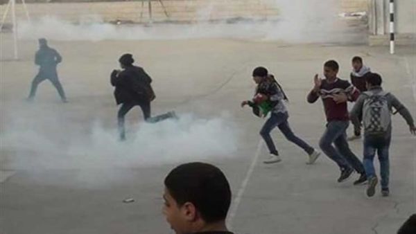 الاحتلال يطلق قنابل مسيلة للدموع على أطفال فلسطينيين