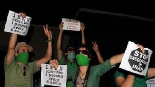طالب متظاهرون إيرانيون بإعدام موسوي وكروبي 