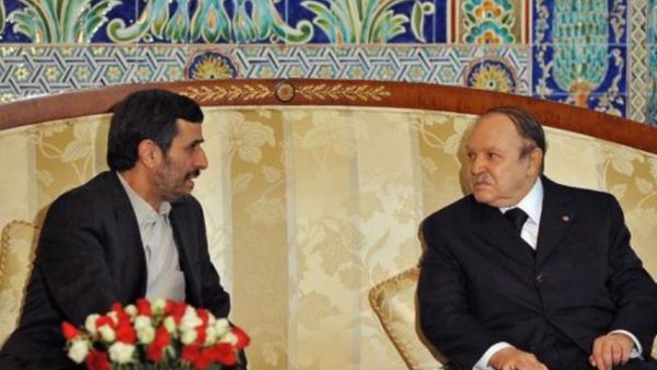 الرئيس الجزائري عبد العزيز بوتفليقة مستقبلا نظيره الايراني محمود احمدي نجاد في مطار هواري بومدين السبت
