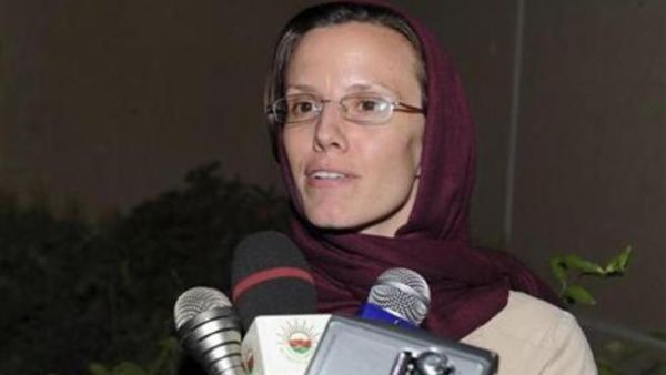 سارة شورد تتحدث لوسائل الاعلام لدى وصولها إلى مسقط بعد الافراج عنها

