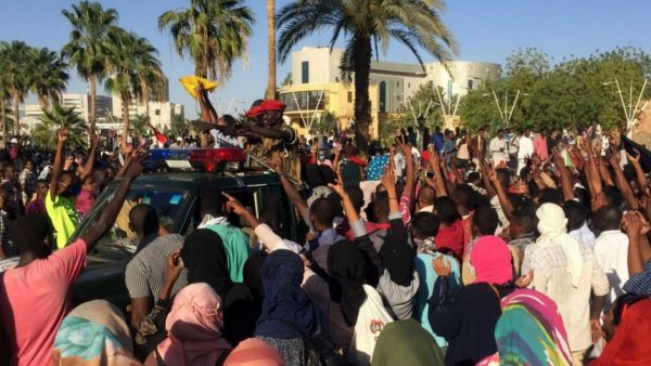 قوات الجيش سمحت بدخول المعتصمين إلى مباني القوات البرية لحمايتهم من قوات جهاز الأمن والمخابرات