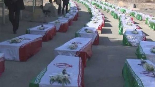 بغداد تسلّم طهران رفات 76 جندياً إيرانياً قتلوا بالحرب بين البلدين