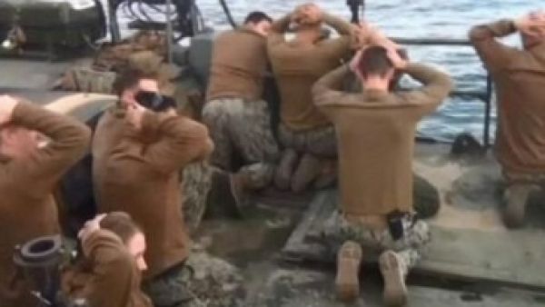 بثّ التلفزيون الايراني صورا دراماتيكية للبحارة الاميركيين