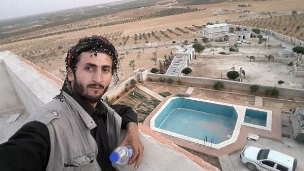 مقاتل كردي نشر صورا لـ"قصر البغدادي" في منبج