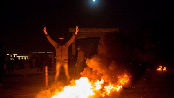  اقتحم المحتجين البوابة الرئيسية للمحيط الخارجي لمبنى مجلس محافظة البصرة وحاولوا اقتحامه