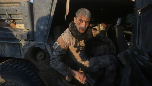 A member of Iraq's elite counter-terrorism service sits in a vehicle after being wounded in fighting with Daesh militants on February 3, 2016. (AFP/Ahmad al-Rubaye)