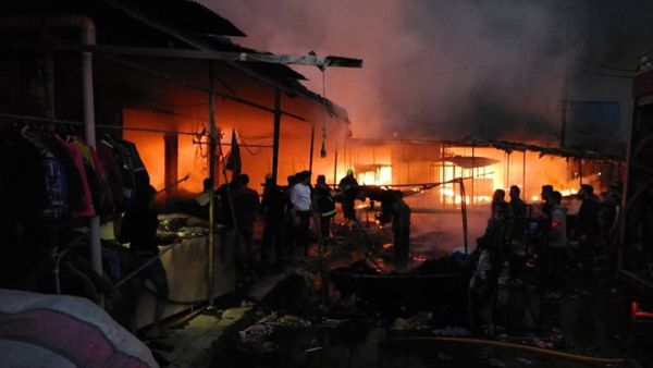 الحريق نشب في أكبر سوق لبيع الملابس المستعملة في مدينة أربيل