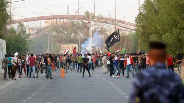 تظاهرات بالبصرة والمحتجون يقطعون طريقا لحقل نفطي