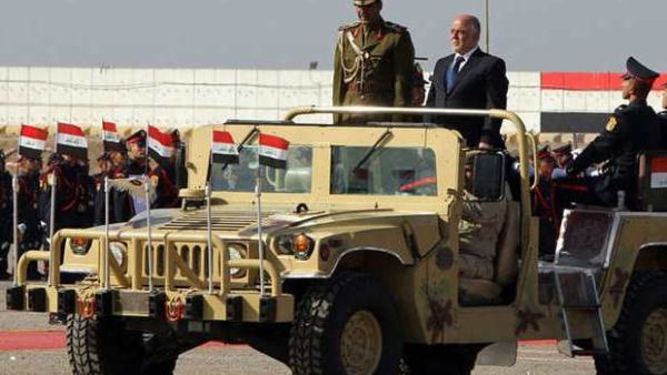 رئيس الوزراء العراقي، حيدر العبادي داخل سيارة مكشوفة خلال عرض عسكري