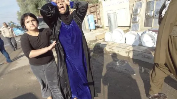 عراقية تبكي اقارب لها ذهبوا ضحية التفجير الذي وقع في جنوب مدينة كركوك/أ.ف.ب