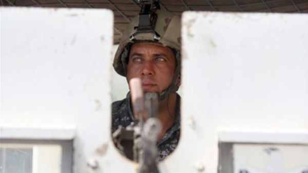 جندي اميركي يصوب سلاحه من مصفحته