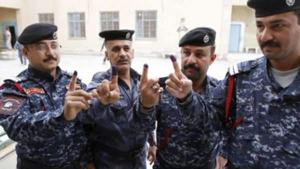 رجال شرطة بعد التصويت في البصرة/أ.ف.ب