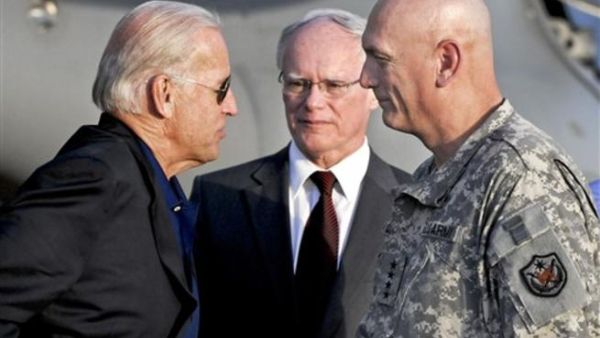 صورة وزعها الجيش الاميركي لنائب الرئيس، بايدن مع قائد القوات في العراق، اوديرنو ، والسفير جيفري/أ.ف.ب