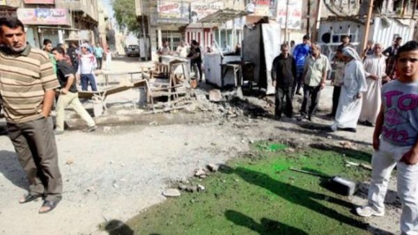 عراقيون تجمعوا مكان انفجار في مدينة الصدر في بغداد الاثنين