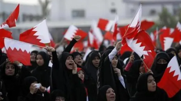بحرينيات من الشيعة يرددن هتافات مناهضة للحكومة في قرية شرقي المنامة
