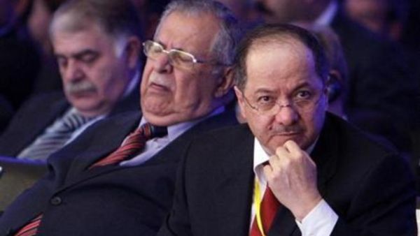 الزعيم الكردي العراقي مسعود البرزاني (يمينا) بجوار الرئيس العراقي جلال طالباني في اربيل 