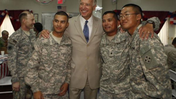 بايدن مع جنود اميركيين في العراق/أرشيف