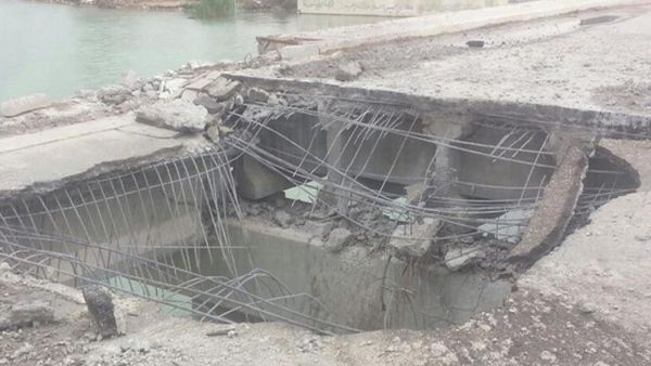 أحد الجسور المدمرة في مدينة الموصل