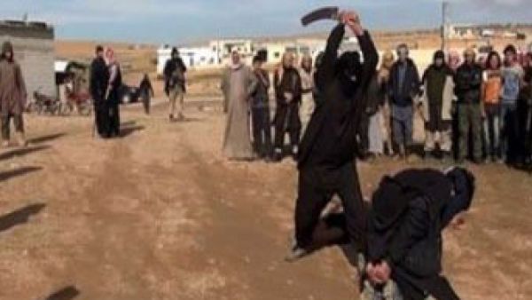 تنظيم (داعش) يعدم رجلاً و امرأتين في ريف مدينة دير الزور بتهمة “السحر”