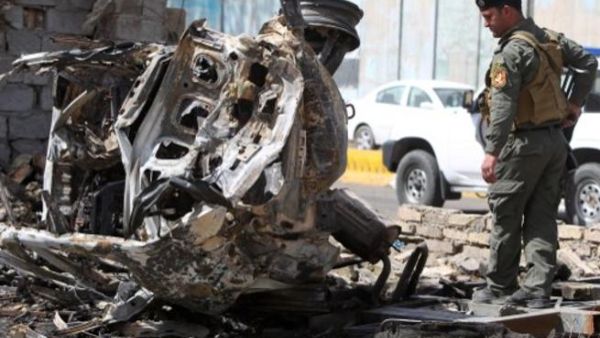 شرطي عراقي يتفقد اثار الدمار التي خلفها التفجير خارج مقر وزراة العدل في بغداد/أ.ف.ب