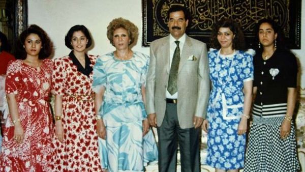 الرئيس العراقي الراحل صدام حسين بين افراد عائلته