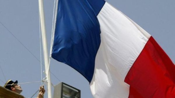 رفع العلم الفرنسي في السفارة الفرنسية في بغداد 