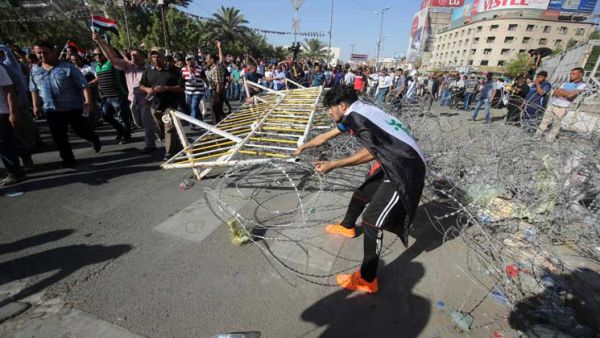 4 أشخاص على الأقل قتلوا وأصيب 90، من بين المحتجين الذين اقتحموا المنطقة الخضراء