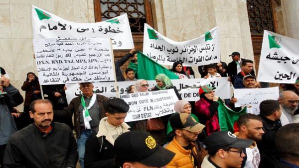 منع 134 شخصية من السفر خارج الجزائر احترازيا