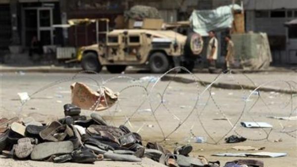 مخلفات التفجير في مركز تجنيد الجيش العراقي في بغداد 17/8/2010.