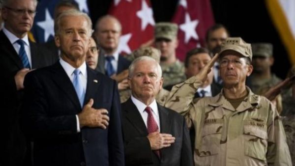 من اليمين: الادميرال مايك مولن ووزير الدفاع الاميركي روبرت غيتس ونائب الرئيس الاميركي جو بايدن
