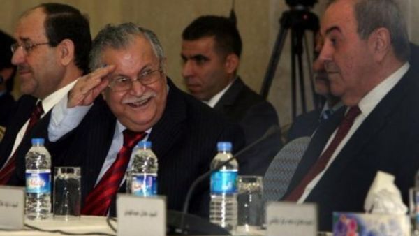  طالباني متوسطا المالكي (يسار) وعلاوي في اجتماع اربيل 
