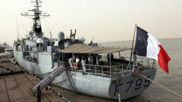سفينة حربية تابعة للبحرية الفرنسية في ميناء ام قصر