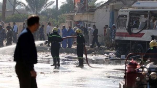 رجال اطفاء عراقيون في موقع التفجير الانتحاري في كربلاء 
