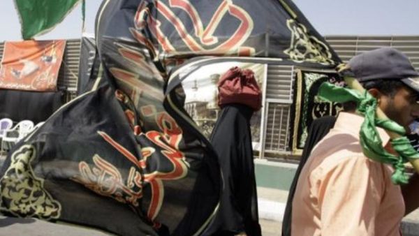 زوار شيعة في الكاظمية