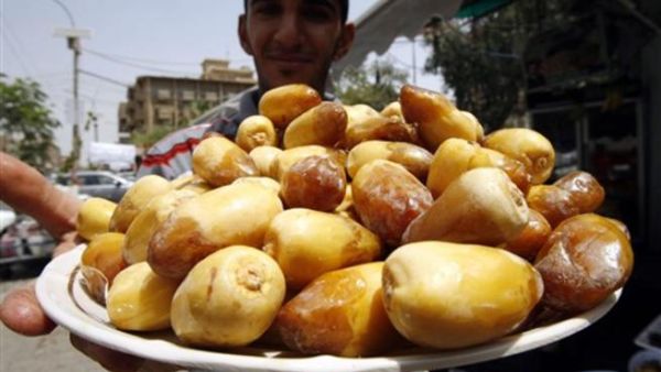 بائع عراقي يحمل التمر في الكرادة ببغداد مع اول ايام شهر رمضان/ا.ف.ب
