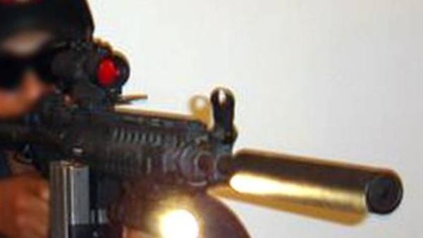 جندي يحمل بندقية الية مزودة بكاتم صوت