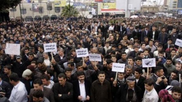 اكراد عراقيون يشاركون في تظاهرة في السليمانية 
