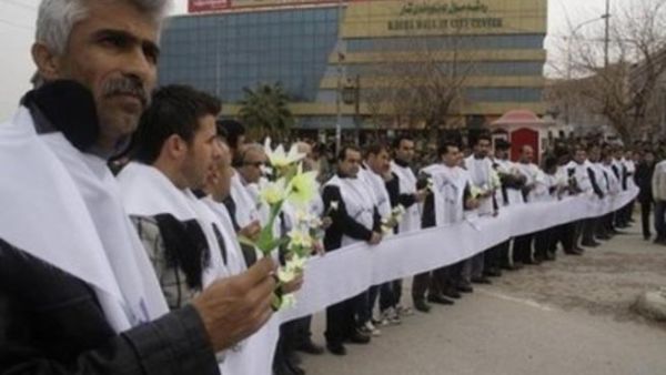 فنانون ومثقفون يشكلون جدارا للفصل بين المتظاهرين والشرطة في السليمانية