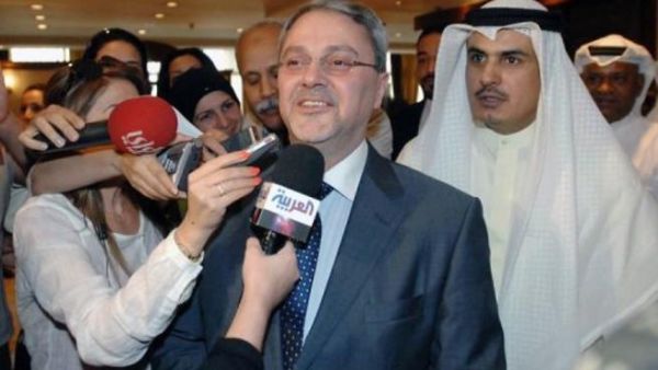 السفير العراقي لدى الكويت محمد بحر العلوم في مطار الكويت
