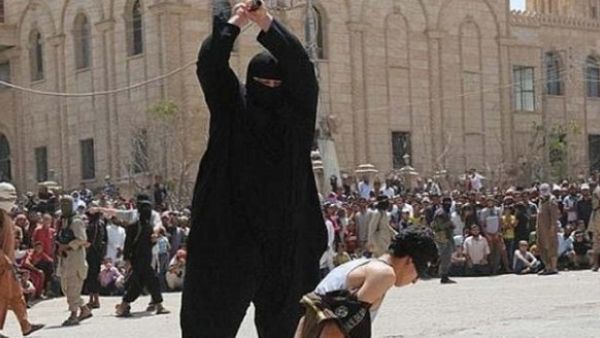 جلادو داعش يقطعون رأس فتى وسط ساحة عامة