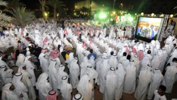 كويتيون يتظاهرون امام البرلمان