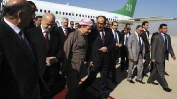بارزاني مستقبلا المالكي والجعفري لدى وصولهما الى اربيل
