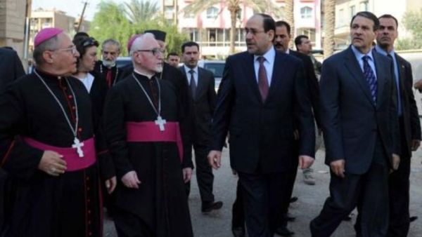  المالكي (وسط يمين) متفقدا كنيسة سيدة النجاة في بغداد 
