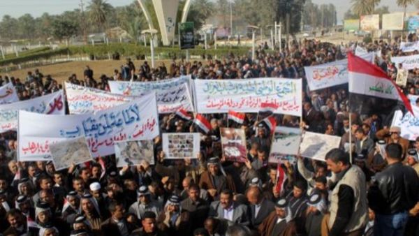 الاف المتظاهرين في كربلاء رفعوا اعلاما عراقية وصورا للمالكي