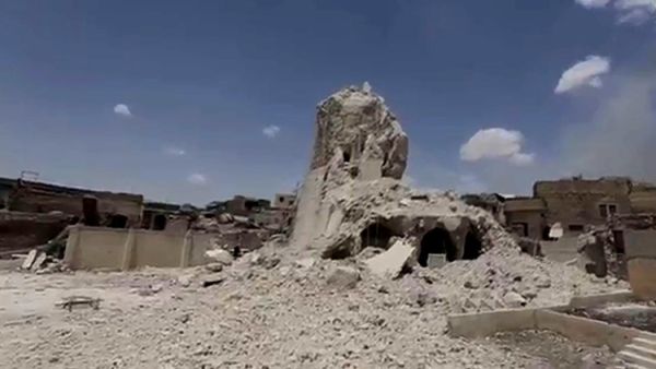 أنقاض المنارة الحدباء بعد تفجيرها من قبل داعش