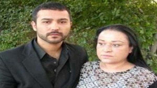 الشاب الذي يدعي أنه الإبن الشرعي لـ عدي صدام حسين مع والدته
