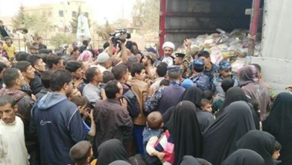 توزيع مساعدات إنسانية على أهالي المناطق التي تم تحريرها في الموصل