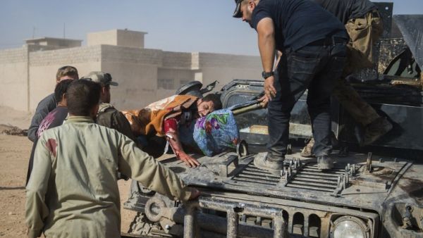 جنود عراقيون ينقلون أحد مصابي المعارك في الموصل/ ارشيفية