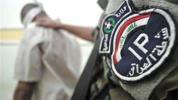 شرطي عراقي يعتقل احد المشتبهين/أ.ف.[